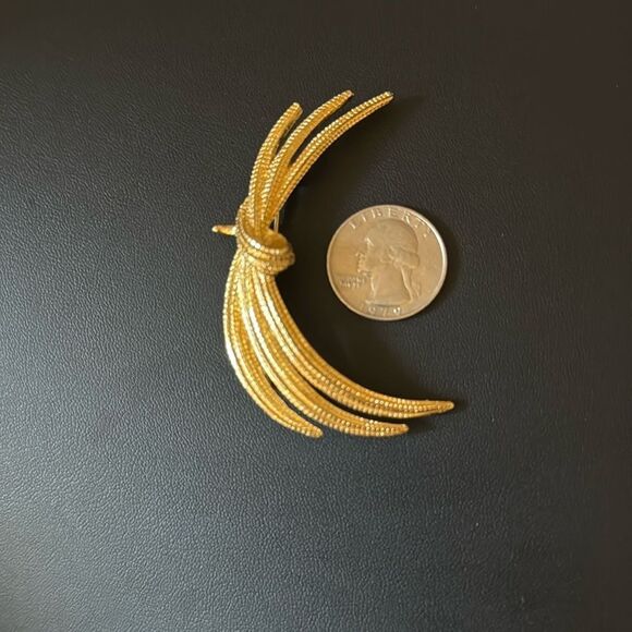 Vintage Signed Monet Wheat Shaft Brooch in Textured Gold Plated Metal. - Picture 5 of 7